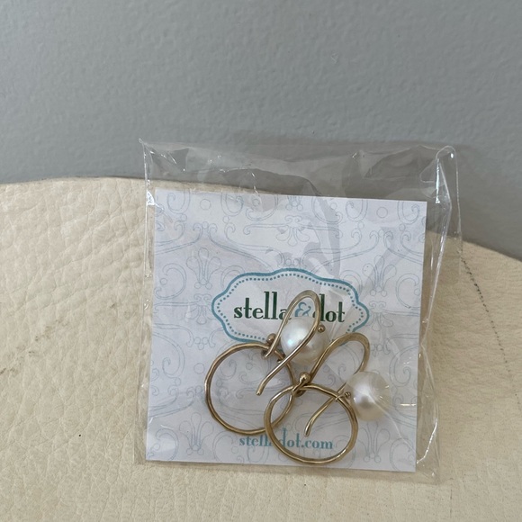 Stella & Dot - Grace Pearl Bracelet and Earrings Set - Picture 6 of 7
